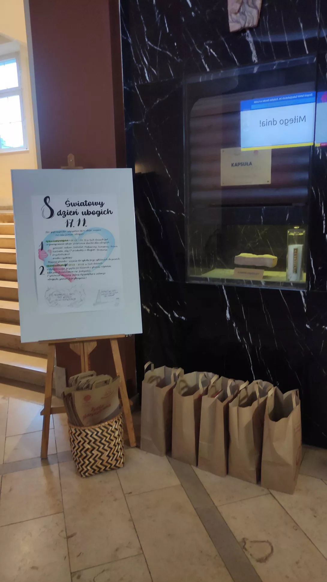 Akcja "Tytka charytatywna" prowadzona przez SKC zbiórka artykułów w szkolnym holu 