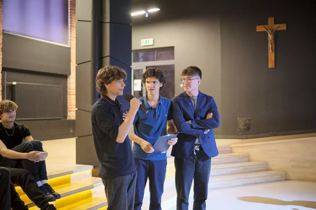 Pytanie do kandydatów zadają uczniowie (fot. Amelia Szymańska).