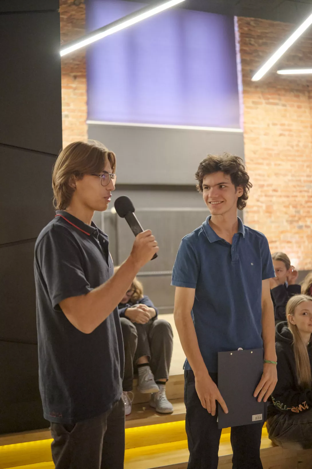 Pytanie do kandydatów zadają uczniowie (fot. Amelia Szymańska).