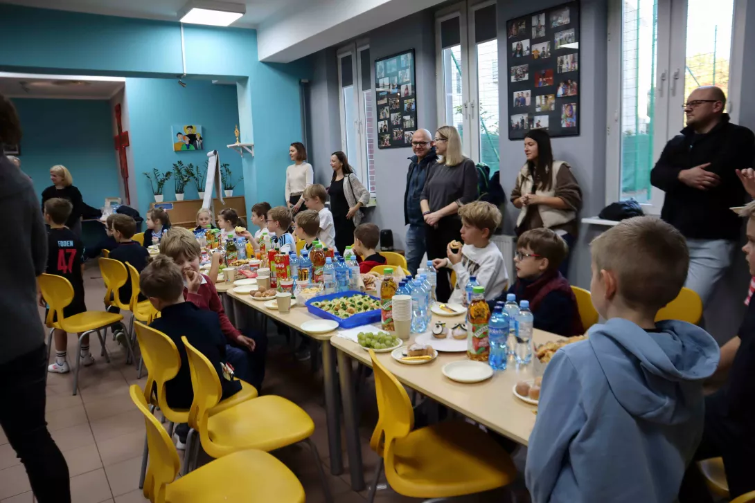Wspólny poczęstunek uczniów i rodziców klasy 2b SSP.