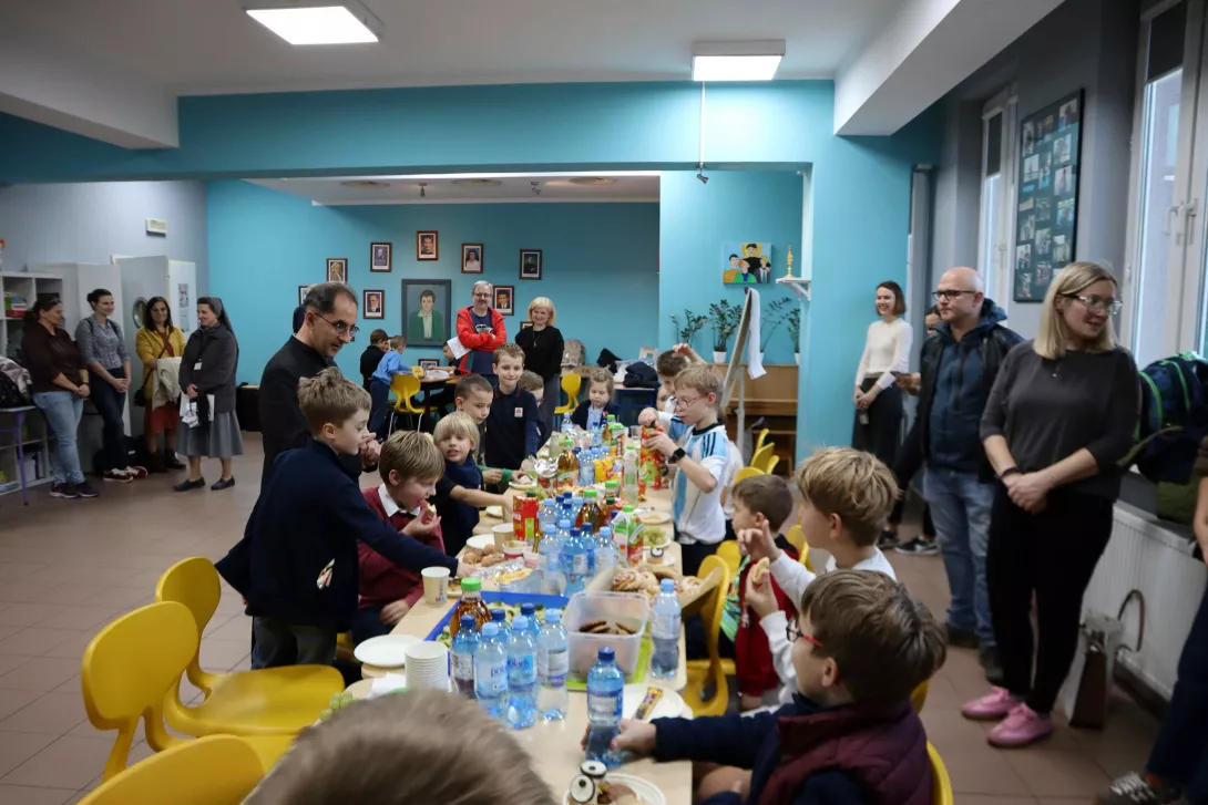 Wspólny poczęstunek uczniów i rodziców klasy 2b SSP.