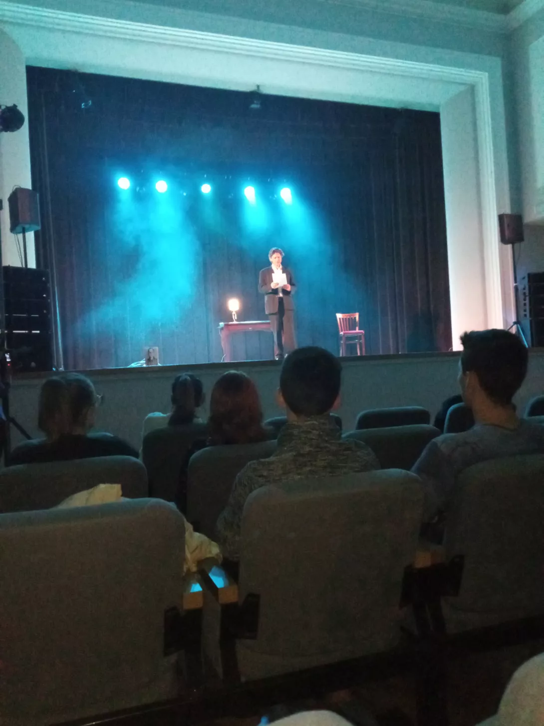 oglądamy czytanie performatywne raportów Witolda