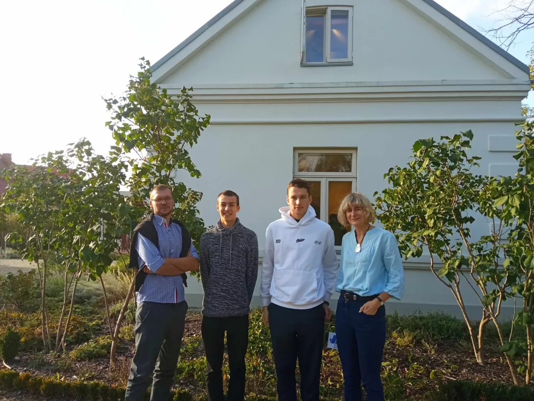 wspólne zdjęcie uczniów i nauczycieli przed Domem Muzeum Rodziny Pileckich