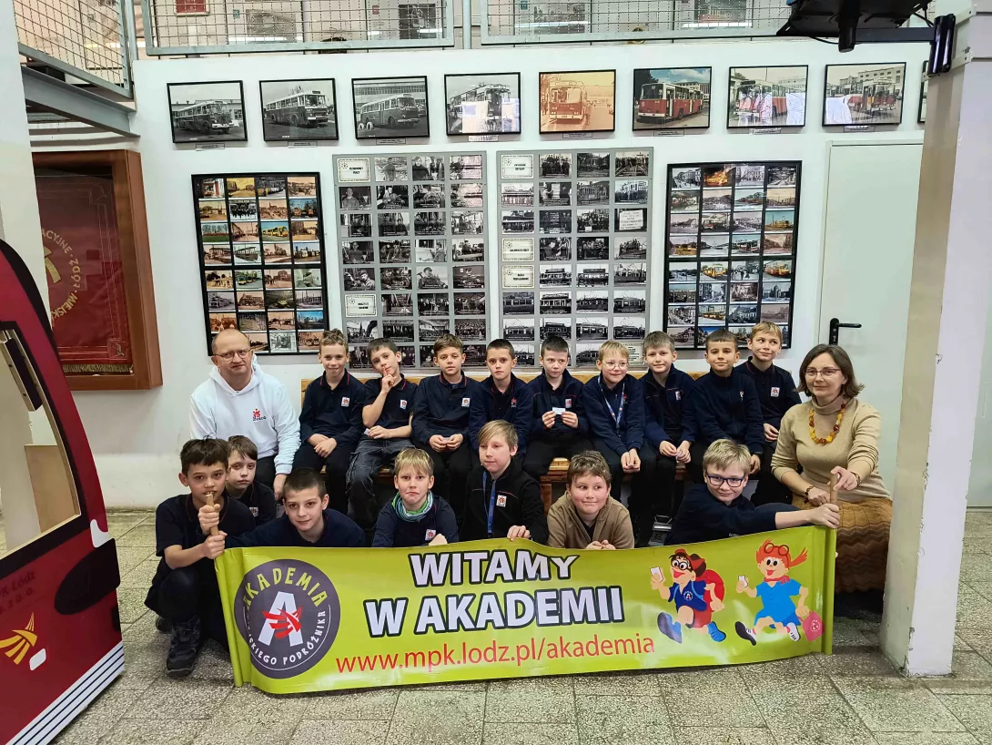 Uczniowie klasy 4b w Muzeum Komunikacji Miejskiej w Łodzi, uczniowie w ujęciu grupowym
