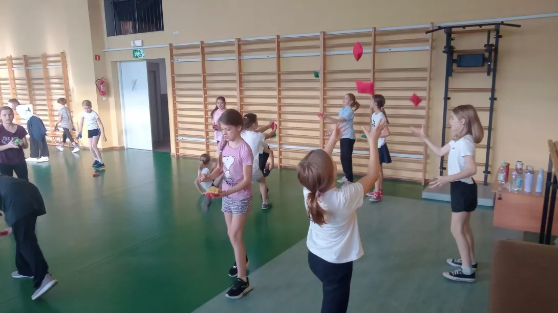 Uczniowie ćwiczący w czasie zajęć sportowych z elementami gimnastyki korekcyjno-kompensacyjnej (fot. Marek Cygan).