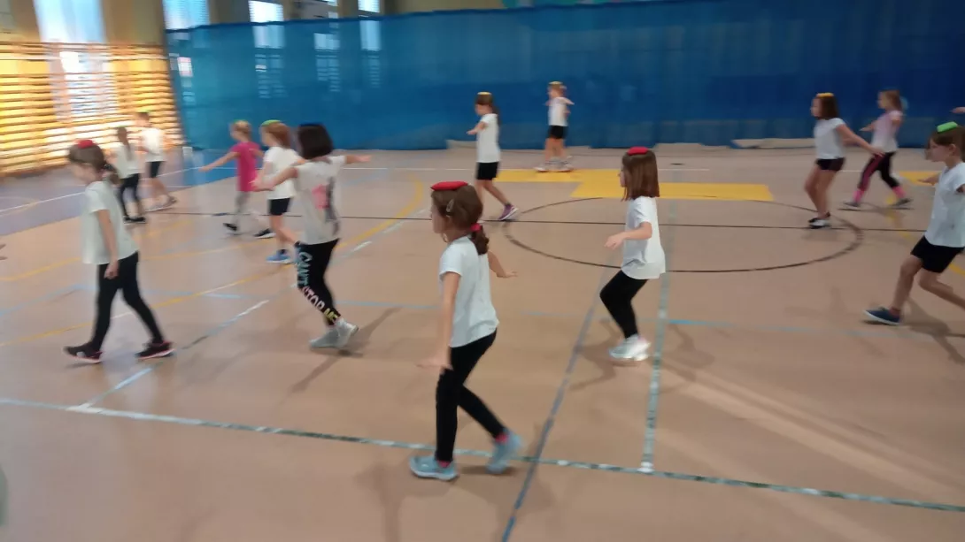 Uczniowie ćwiczący w czasie zajęć sportowych z elementami gimnastyki korekcyjno-kompensacyjnej (fot. Marek Cygan).