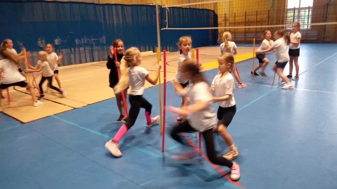 Uczniowie ćwiczący w czasie zajęć sportowych z elementami gimnastyki korekcyjno-kompensacyjnej (fot. Marek Cygan).