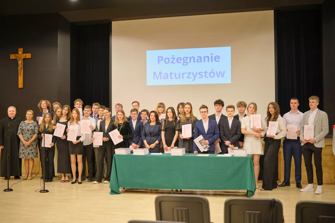 Klasa 4B ze świadectwami. (fot. Amelia Szymańska)