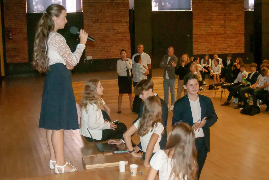 Uczniowie klasy 1b prowadzą quiz o naszej szkole