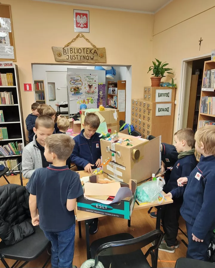 Uczniowie klas drugich podczas warsztatów w bibliotece (fot. Łukasz Paciok)