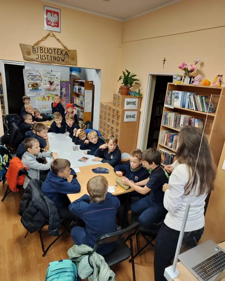 Uczniowie klas drugich podczas warsztatów w bibliotece (fot. Łukasz Paciok)
