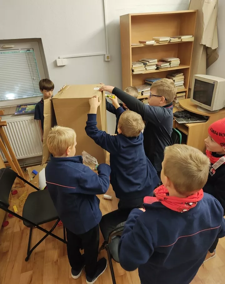 Uczniowie klas drugich podczas warsztatów w bibliotece (fot. Łukasz Paciok)