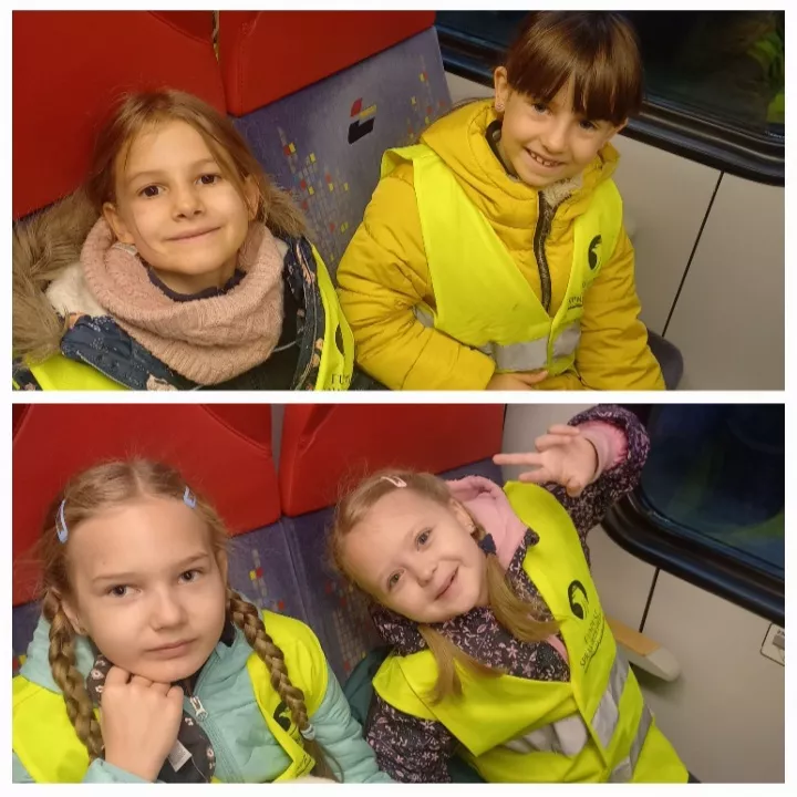 Uczniowie klas drugich w pociągu (fot. Agnieszka Konicka-Kula)