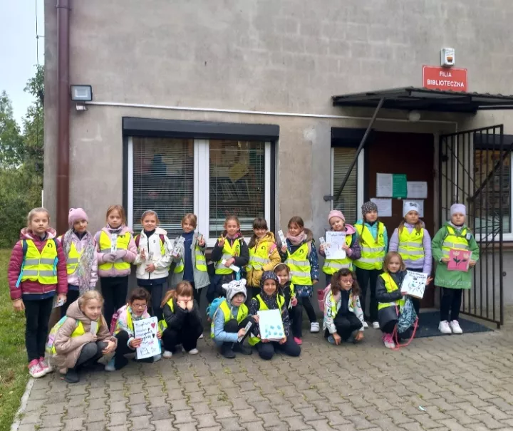 Uczniowie klas drugich podczas warsztatów w bibliotece (fot. Agnieszka Konicka-Kula)