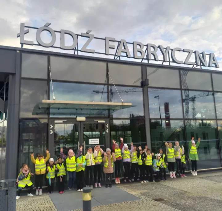 Uczennice klasy drugiej na dworcu Łódź Fabryczna (fot. Agnieszka Konicka-Kula)