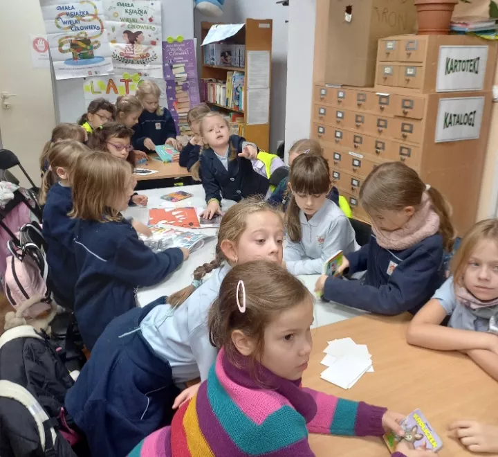 Uczniowie klas drugich podczas warsztatów w bibliotece (fot. Agnieszka Konicka-Kula)