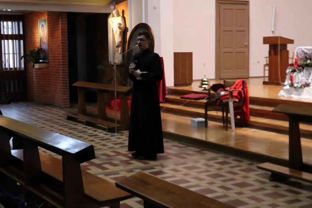 Ksiądz Jacek Banasiuk opowiadający historię świętej Barbary. 