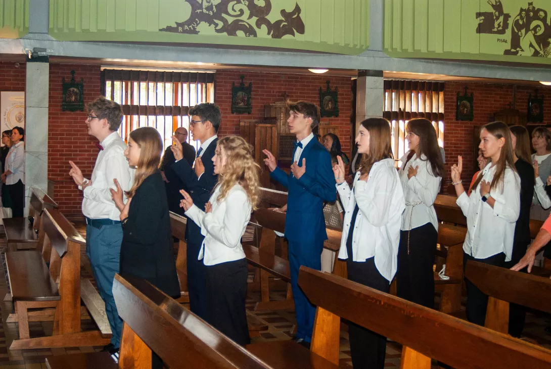 Uczniowie klas 1 liceum składają przysięgę