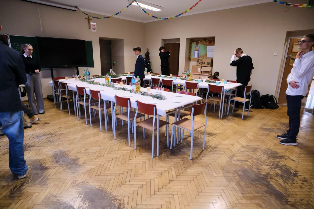 Przygotowywanie sal na klasowe wigilie.