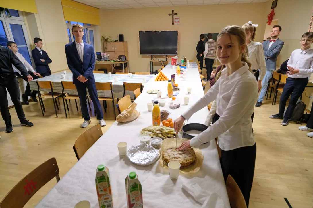 Przygotowywanie sal na klasowe wigilie.