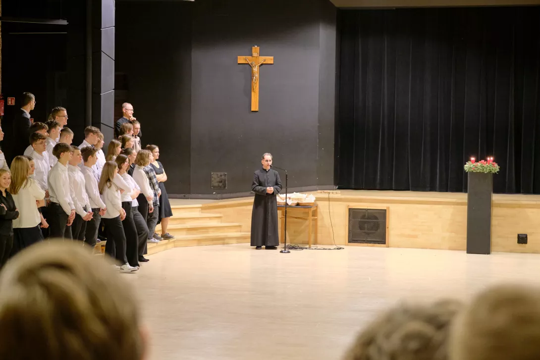 Spotkanie w Auli. Ks. Dyrektor składa życzenia. (fot. Amellia Szymańska)