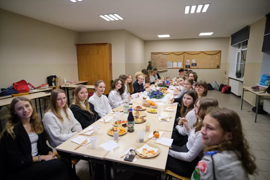 Wigilia klasowa w sali. (fot. Amellia Szymańska)