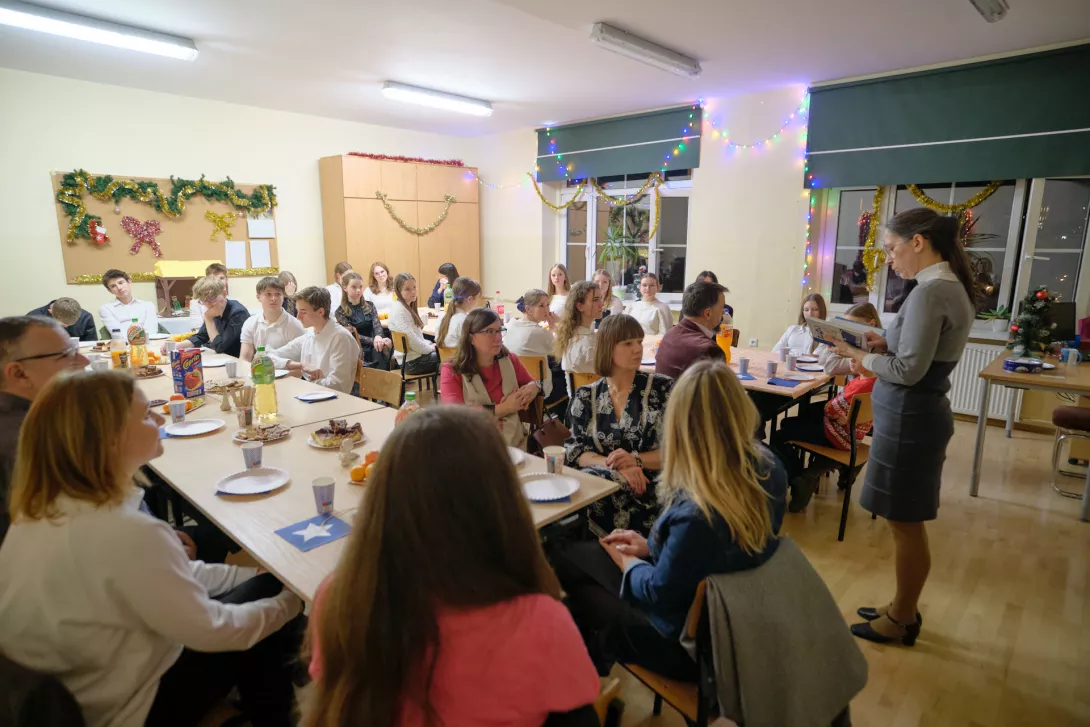 Wigilia klasowa w sali. (fot. Amellia Szymańska)