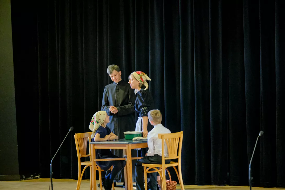 Mama Małgorzata ze swoim synem księdzem Bosko oraz wnuczkami. (fot. Bartosz Żak)