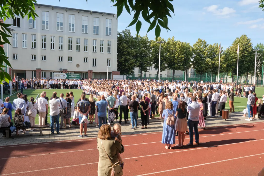 Zakończenie roku szkolnego i rozdanie świadectw na boisku szkolnym. (fot. Bartosz Żak)