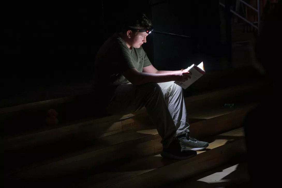 Scena ze spektaklu "Kaczka Dziwaczka" teatru Beznazwy. Zdjęcie wykonał ks. Maciej Drewniak.