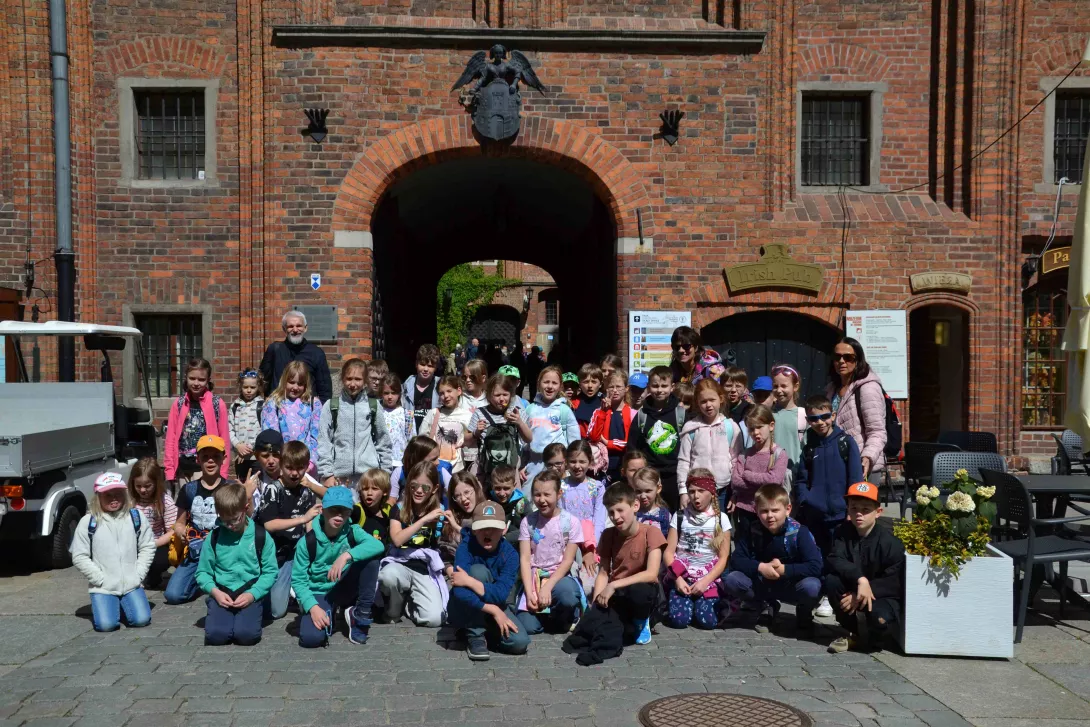 Zdjęcie grupowe klas 2a i 2b na Starym Mieście w Toruniu.