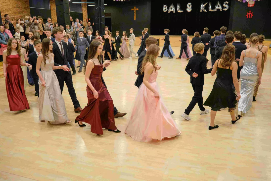 Uczniowie klas 8 tańczą poloneza, otwierając Bal Ósmoklasistów.
