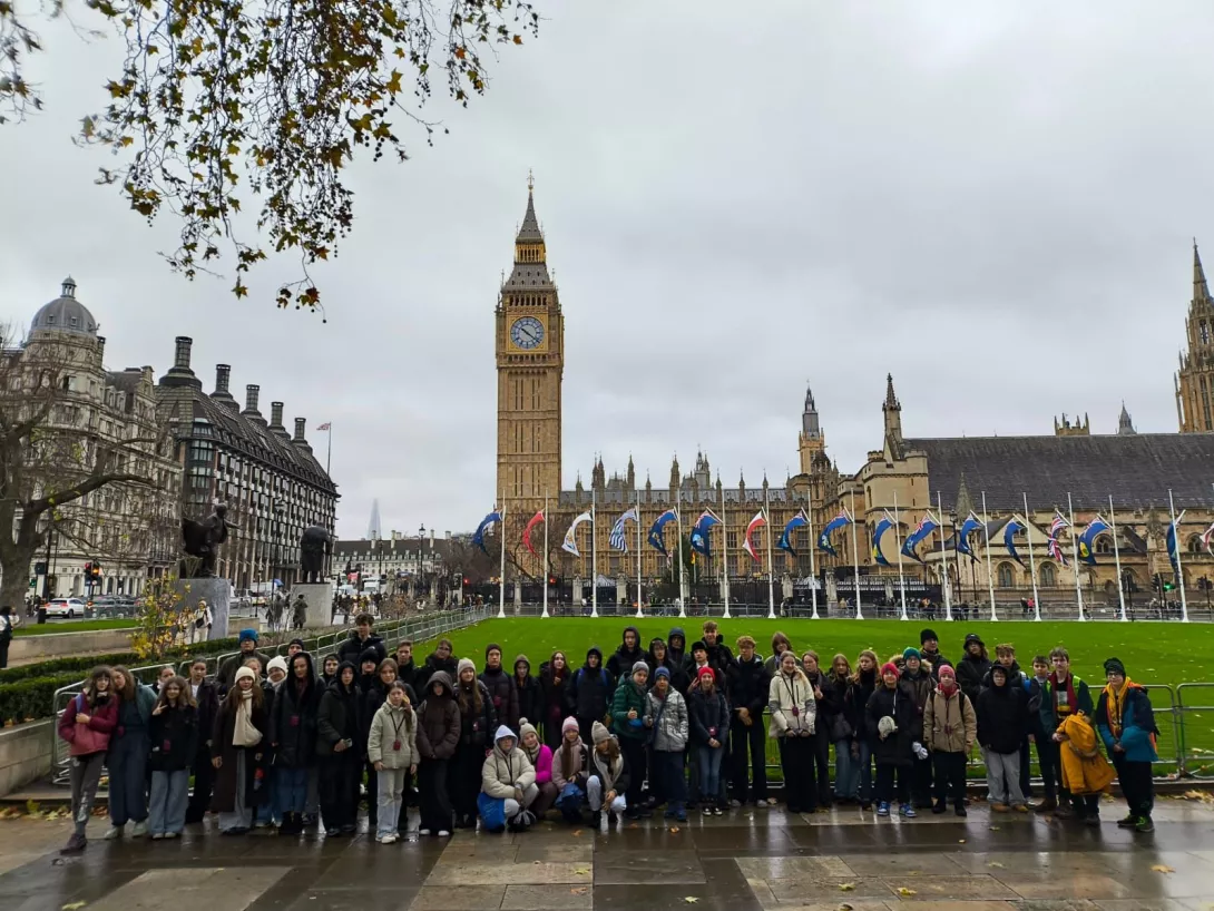 Uczestnicy wycieczki w Londynie, w tle Parlament i Big Ben. 