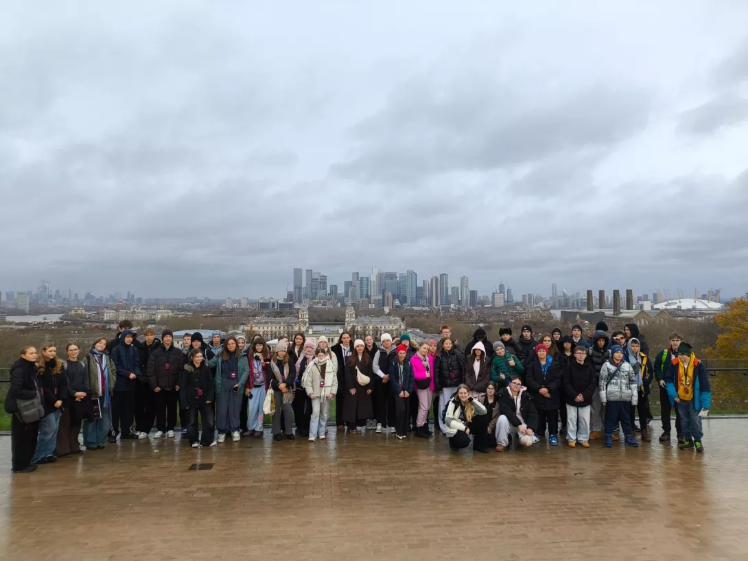 Zdjęcie grupowe uczestników wycieczki, w tle londyńskie City. 
