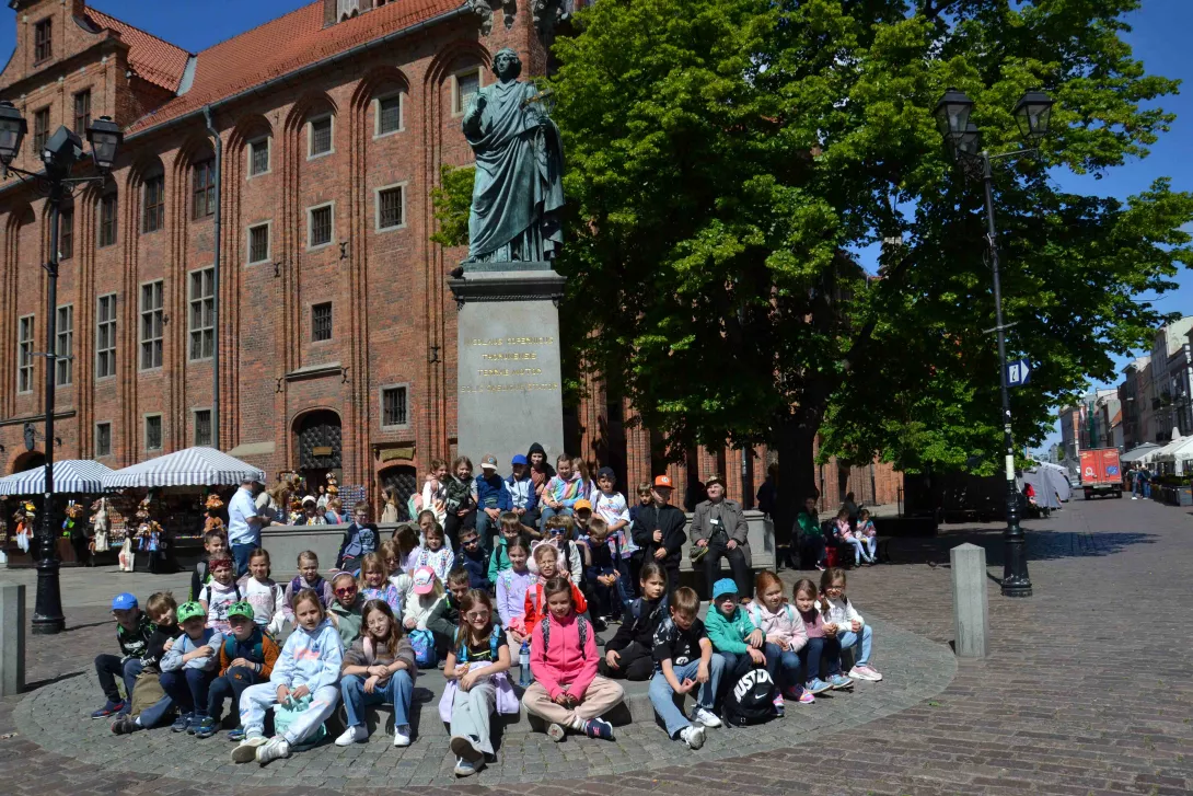 Zdjęcie grupowe klas 2a i 2b na Starym Mieście w Toruniu.
