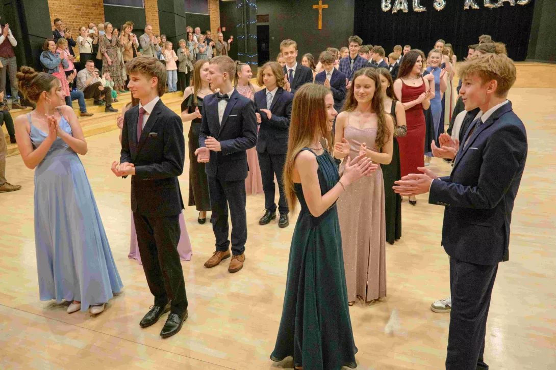 Uczniowie klas 8 tańczą poloneza, otwierając Bal Ósmoklasistów.