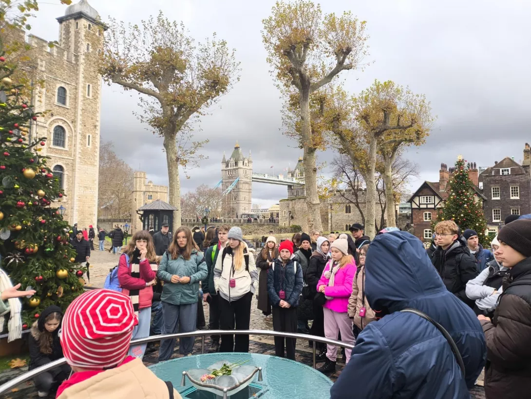 Słuchanie opowieści o Twierdzy Tower.