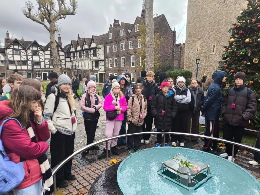 Słuchanie opowieści o Twierdzy Tower.