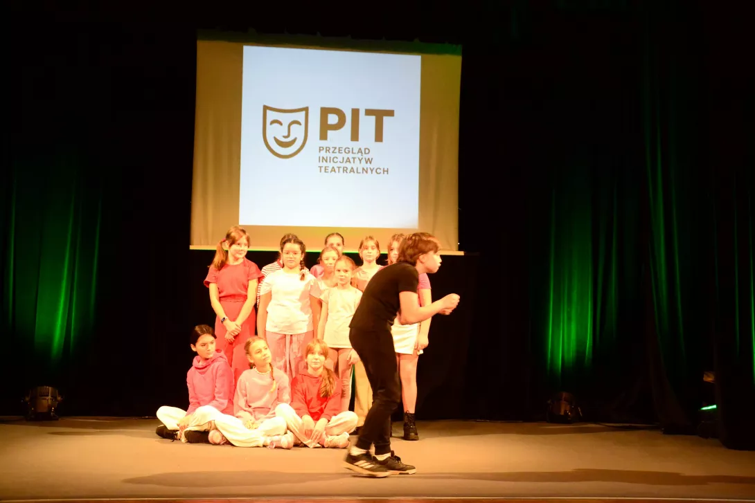 Beznazwy klas 5 i 6 w etiudzie teatralnej "Rzepka", wyreżyserowanej przez Zuzannę Kluszczyńską. 