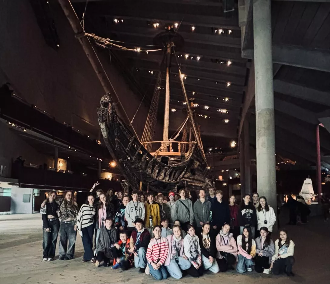 Zdjęcie grupowe uczestników wycieczki w muzeum Vasa w Sztokholmie.