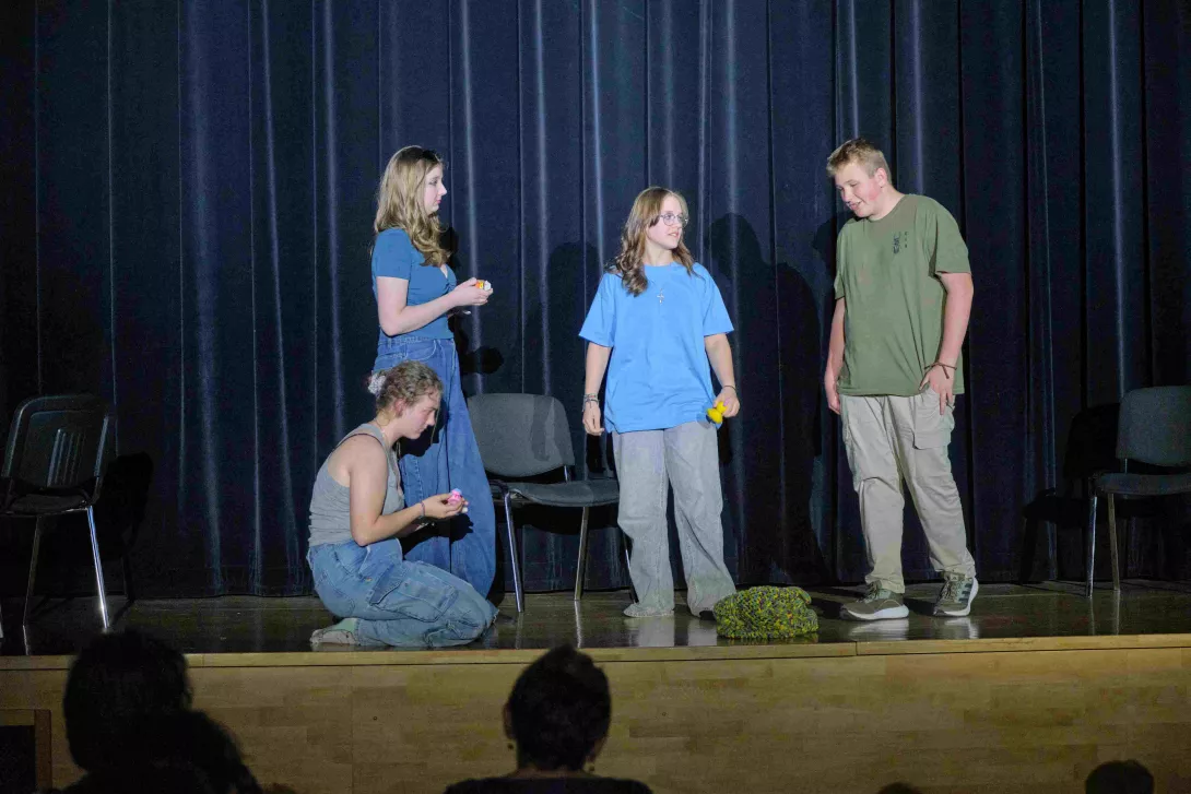 Scena ze spektaklu "Kaczka Dziwaczka" teatru Beznazwy. Zdjęcie wykonał ks. Maciej Drewniak.