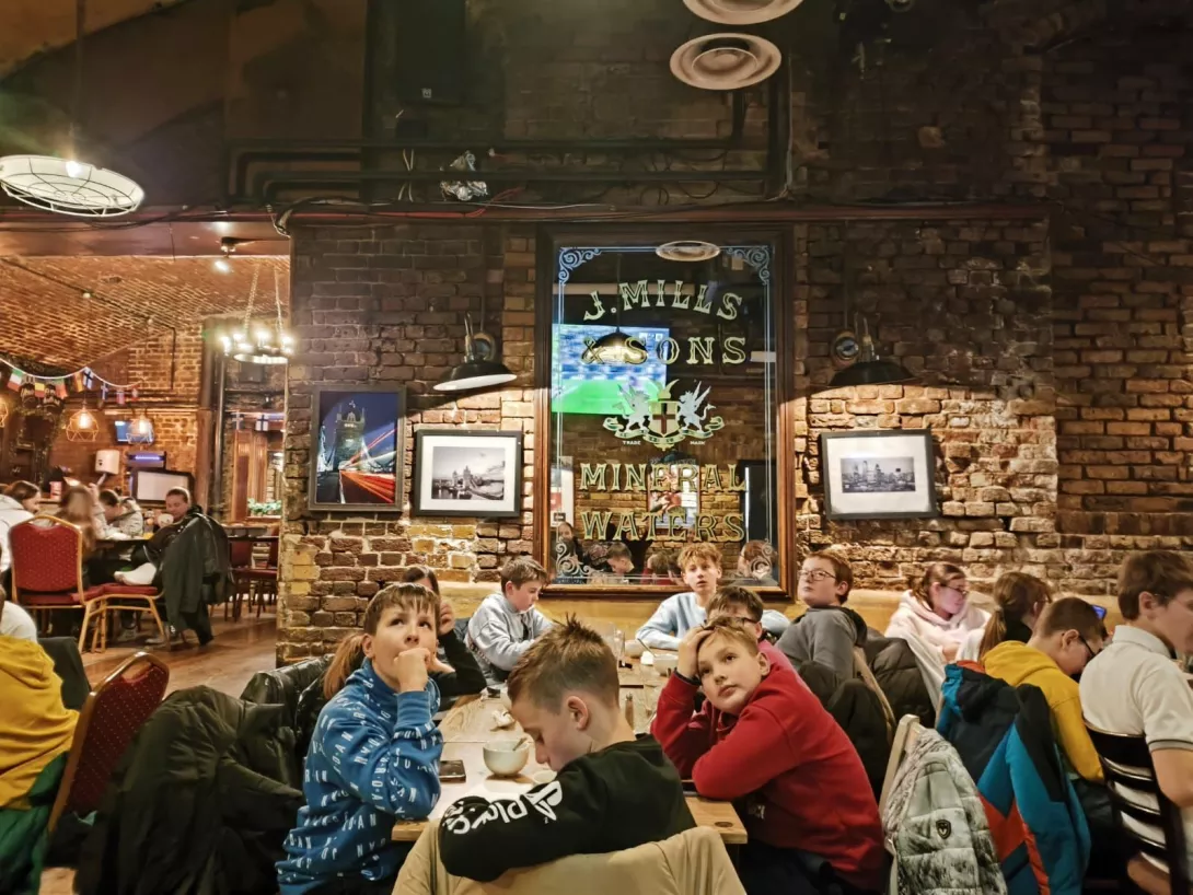 Tradycyjna angielska kolacja "fish and chips" w pubie. 