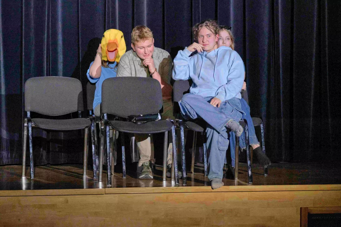 Scena ze spektaklu "Kaczka Dziwaczka" teatru Beznazwy. Zdjęcie wykonał ks. Maciej Drewniak.