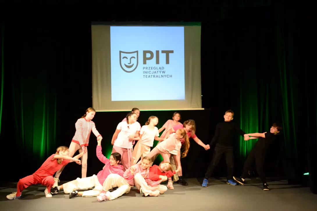 Beznazwy klas 5 i 6 w etiudzie teatralnej "Rzepka", wyreżyserowanej przez Zuzannę Kluszczyńską. 