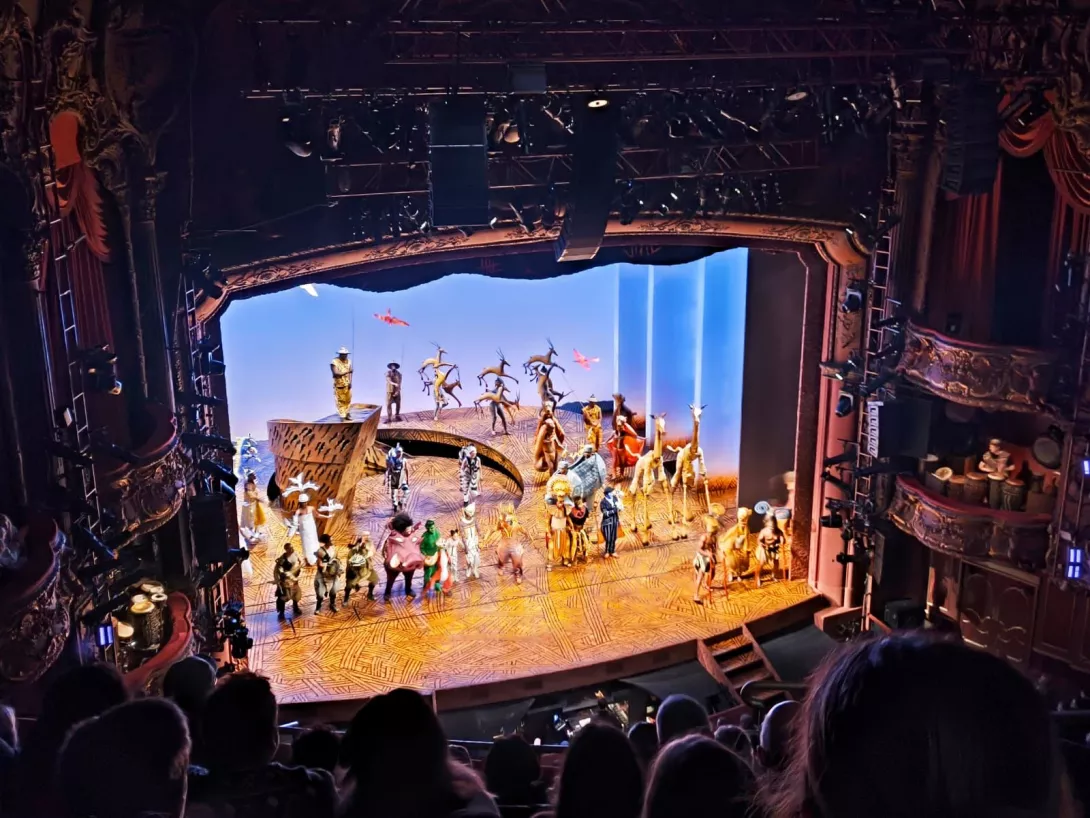 Owacja na stojąco po obejrzanym musicalu "Król Lew". 