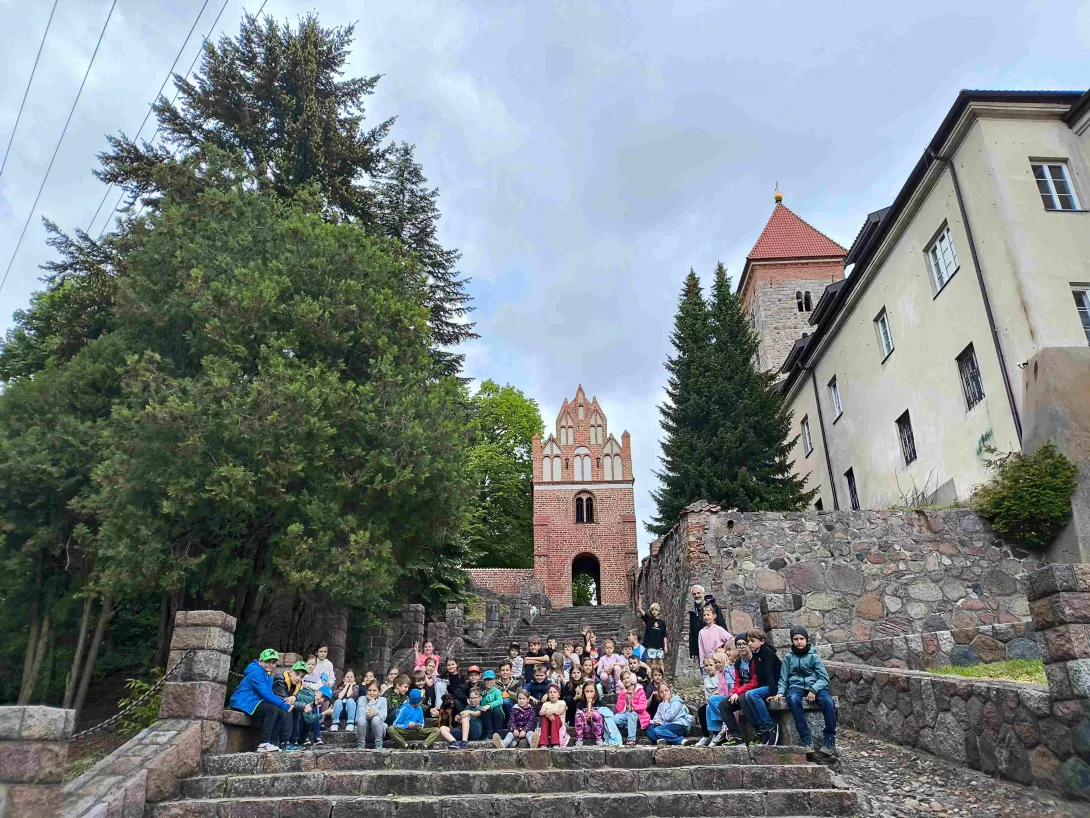 Zdjęcie grupowe klas 2a i 2b przed Klasztorem w Czerwińsku nad Wisłą.
