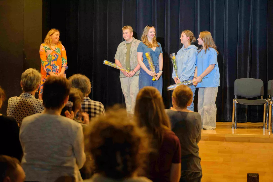 Ukłony aktorów i reżyserki spektaklu "Kaczka Dziwaczka" teatru Beznazwy. Zdjęcie wykonał ks. Maciej Drewniak.