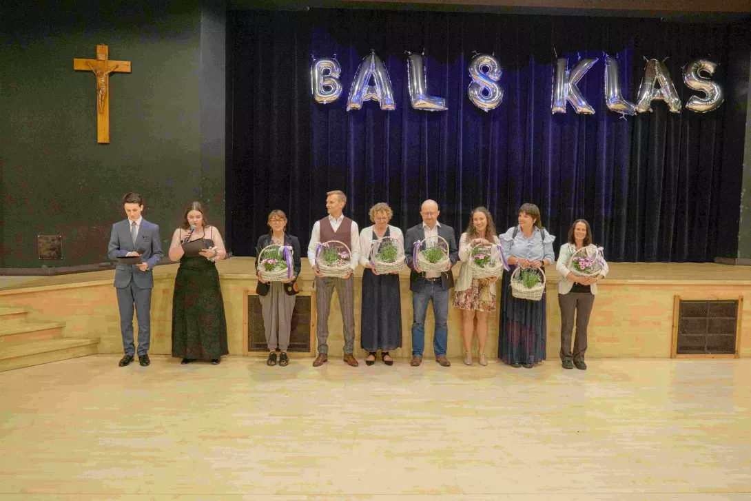 Podziękowania dla wychowawców, towarzyszących młodzieży przez 8 lat.