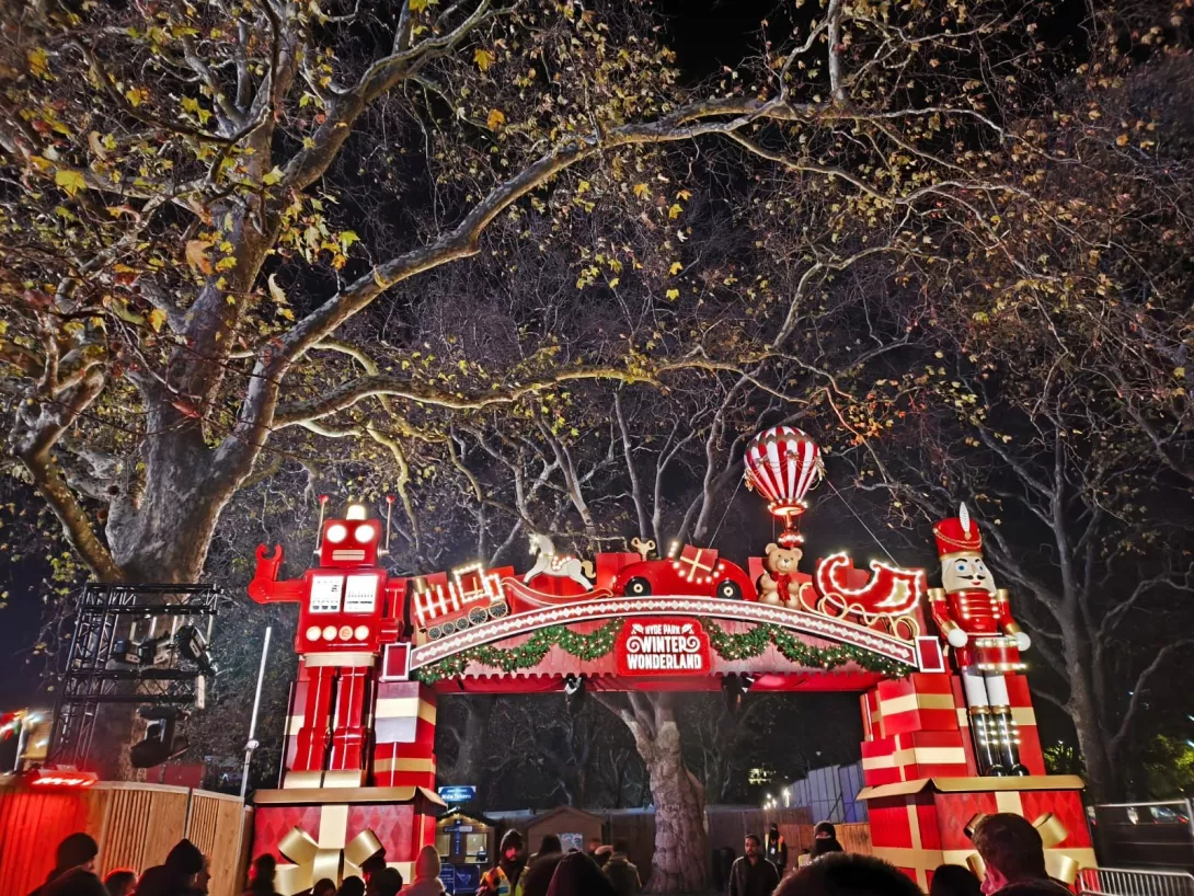 Wejście do parku rozrywki - Hyde Park Winter Wonderland.