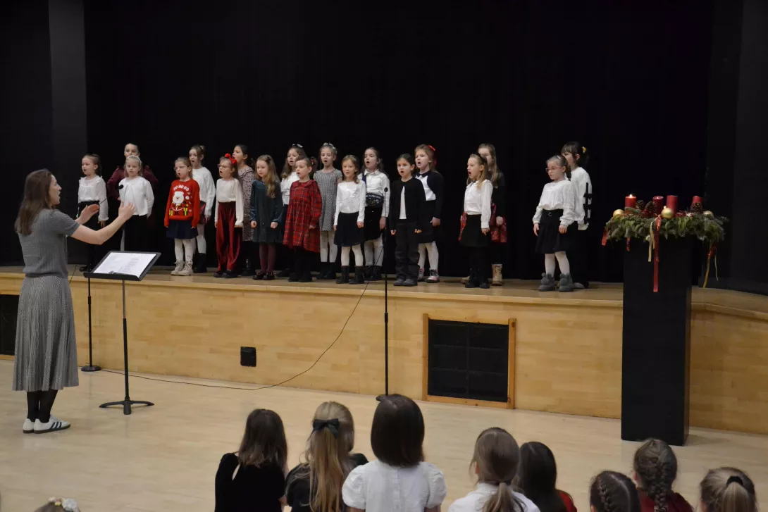 Uczennice klasy 1a śpiewające w czasie świątecznej uroczystości klas wczesnoszkolnych. 